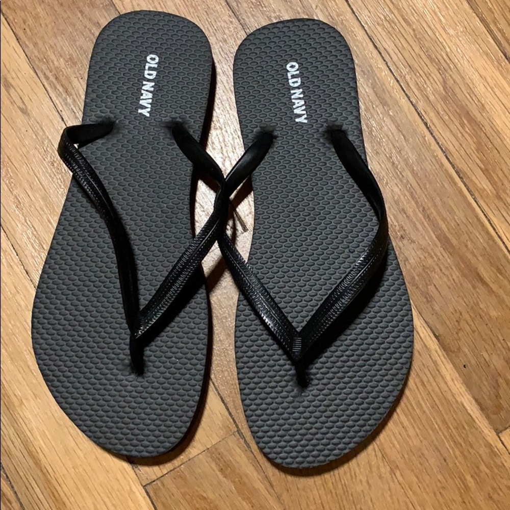 Black old navy flip flops never worn